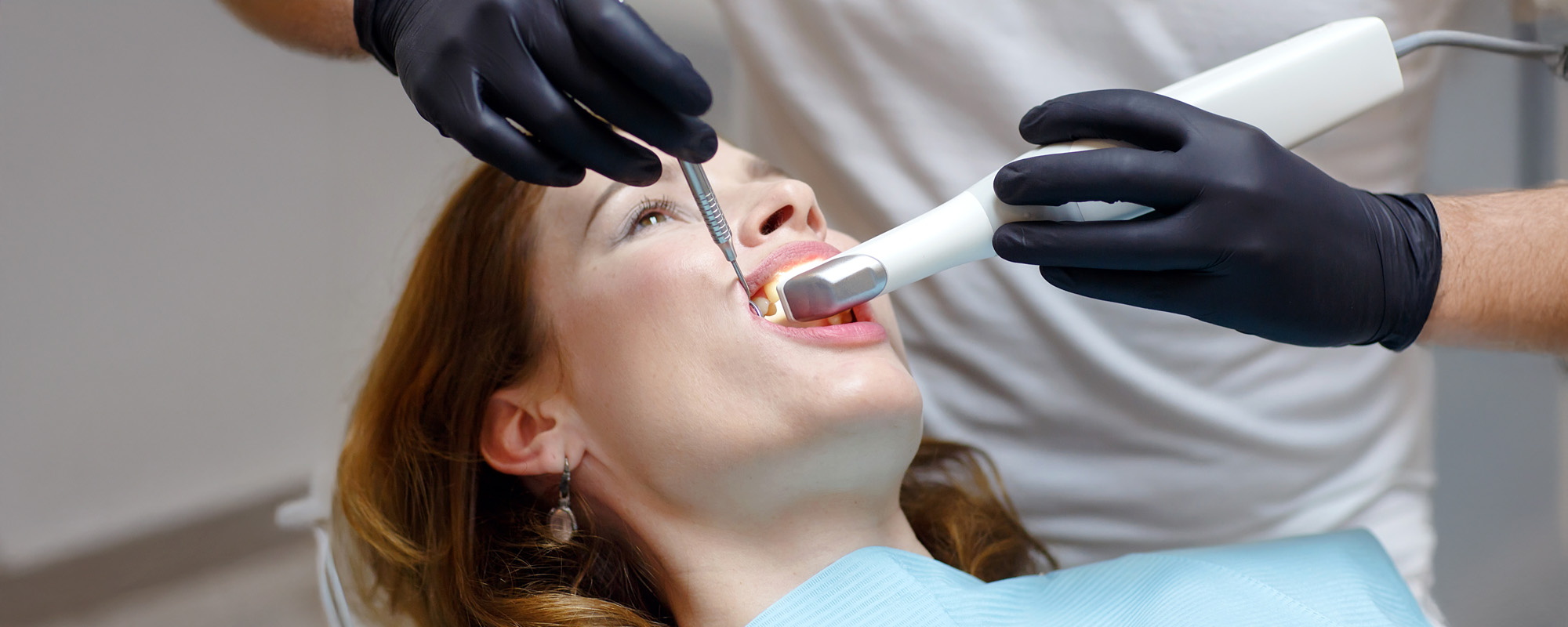 The dentist scans the patients teeth with a 3d scanner